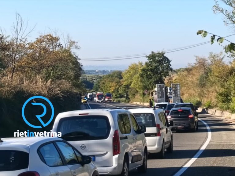 Veicolo in fiamme sulla Salaria per Roma tra Osteria Nuova e Passo Corese