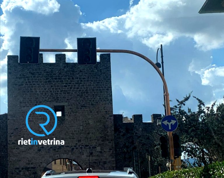 Blackout semafori a Porta d’Arce, traffico in tilt