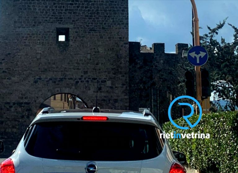 Semaforo rotto, automobilista si rifiuta di passare per paura del T-Red