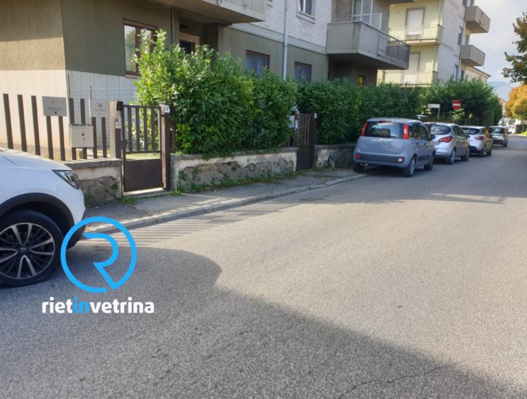 SEI TU IL REPORTER di Rietinvetrina – Rita: “Le strisce blu in via Pennesi portano a posteggi selvaggi in via Battistini”