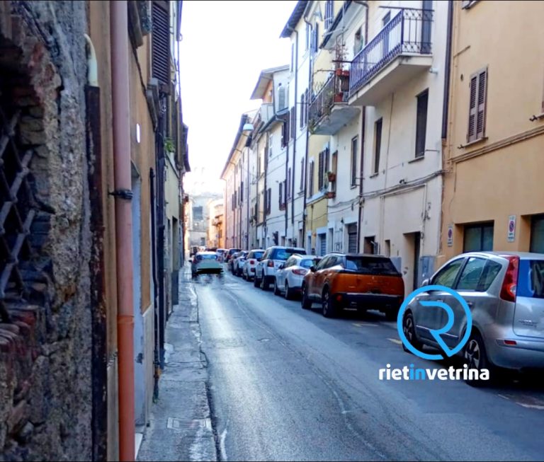 SEI TU IL REPORTER – Giuseppe: “In via Nuova auto posteggiate sui passi carrabili e noi pedoni dobbiamo camminare in mezzo strada!”