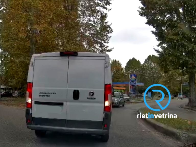 Sfiorato il frontale: auto contromano nella rotatoria Melvin Jones di viale de Juliis