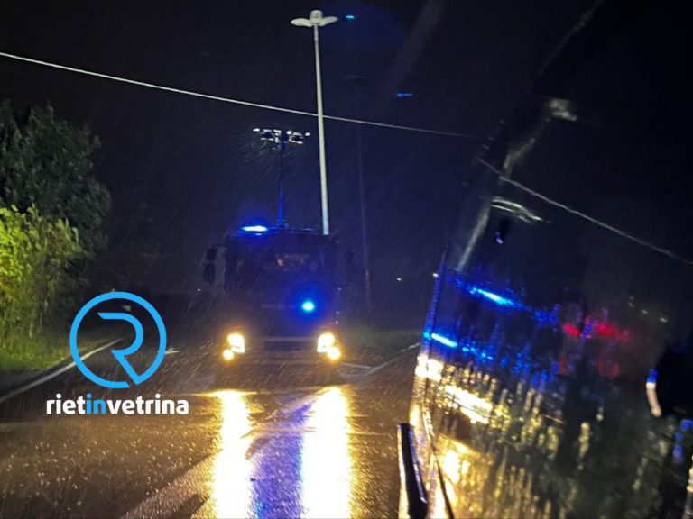 Cavi elettrici in cortocircuito, scintille e fiamme. Vazia e Lisciano al buio