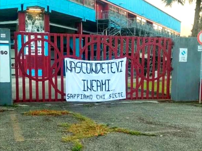 Striscione all’ingresso del PalaSojourner: “Nascondetevi infami. Sappiamo chi siete”
