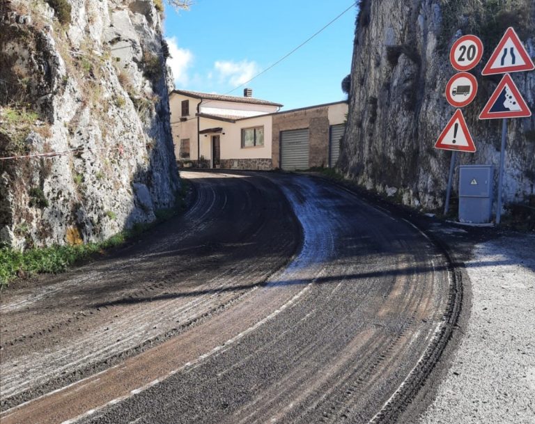 Proseguono gli interventi di manutenzione e rifacimento stradale finanziati con fondi Aree Interne. In corso interventi da quasi 600mila euro