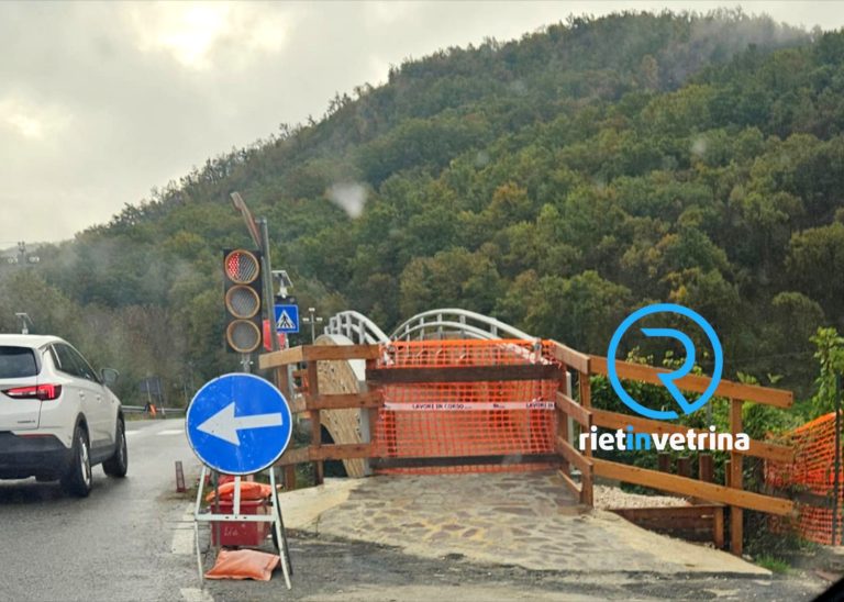 Ponte pedonale ancora chiuso in via Tancia zona Canera. Pedoni tra le auto