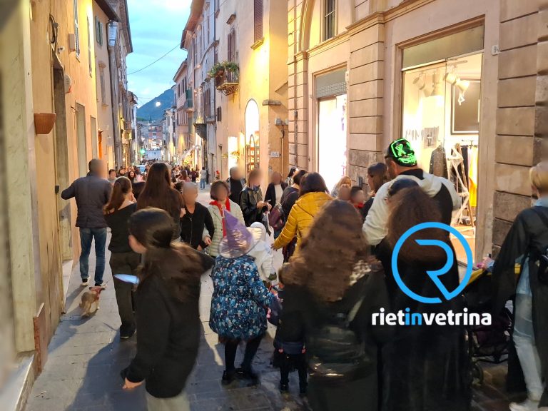 Via Roma inondata di piccoli fantasmi e zucche per Halloween 2025
