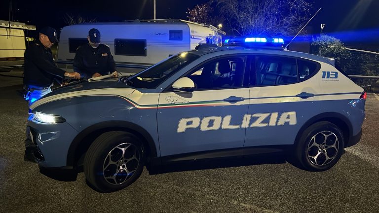 Controlli della Polizia, trovato in un caravan uomo con problemi psichici: affidato al Servizio Sociale