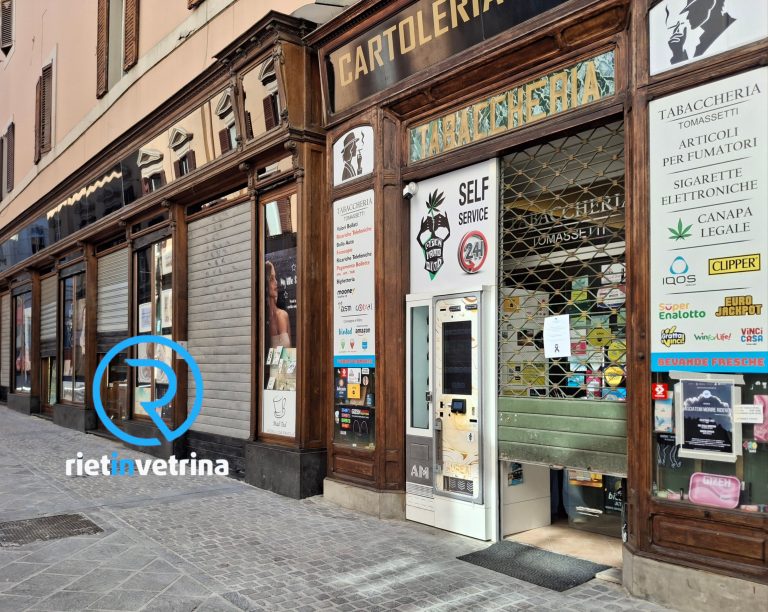 Rieti, negozi con le serrande abbassate in memoria di Raffaele Marianella nel giorno delle sue esequie