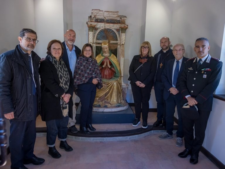 La Madonna in Adorazione di Sommati è tornata alla luce grazie a restauratori e sostenitori privati