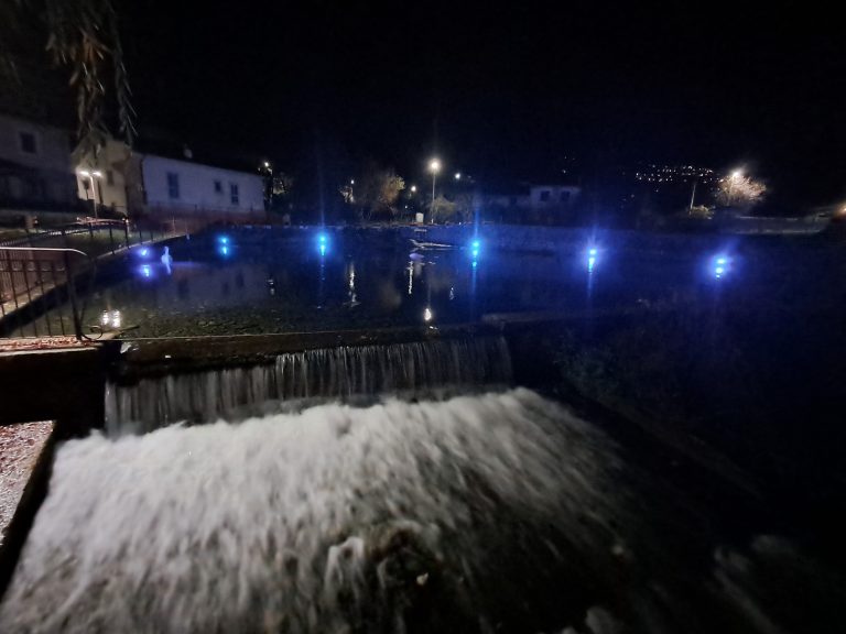 La sorgente di Santa Susanna illuminata di blu per ricordare i diritti dei bambini e degli adolescenti