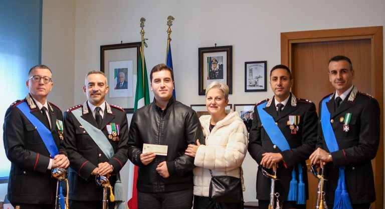 Al neo-diplomato Francesco Ruzzi un assegno di “Buon Profitto” erogato dall’Opera Nazionale Assistenza Orfani Militari Arma Carabinieri