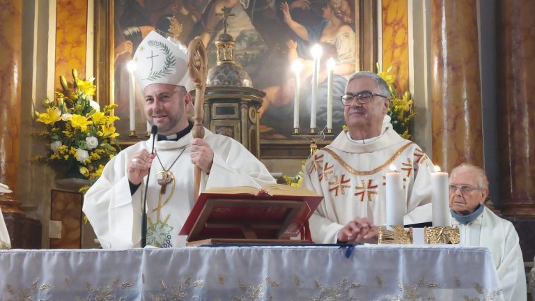 Auguri a don Sante per i 50 anni di sacerdozio
