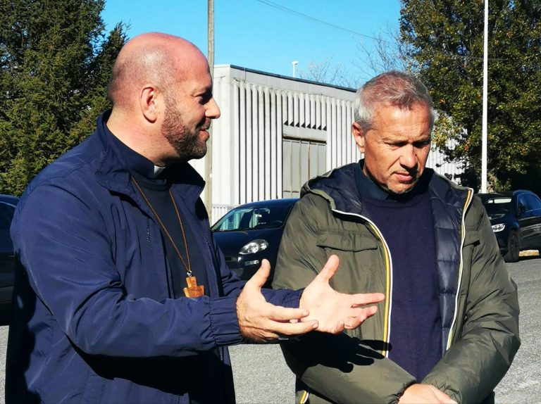 Il vescovo Vito Piccinonna fa visita ai lavoratori Bidtronic in presidio