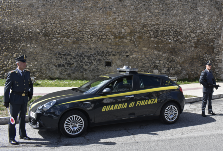 Guardia di Finanza trova 3 chili di hashish e marijuana in una rivendita di “canapa light”