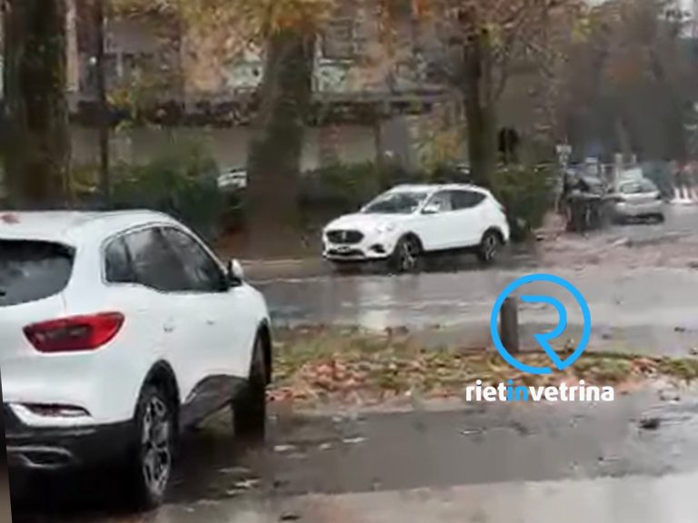 Ancora un’auto contromano in viale Maraini: poi l’inversione ad U per tornare in corsia