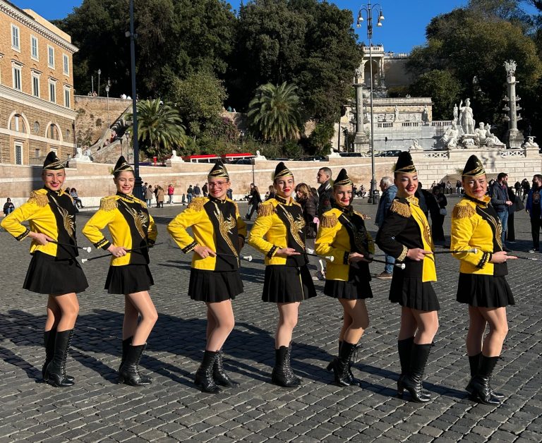 Le Majorettes Las Estrellas al Christmas Parade di Roma per sostenere il Bambin Gesù