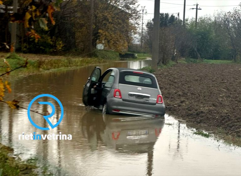 Auto affonda nel fango e nell’acqua di via Pratolungo allagata