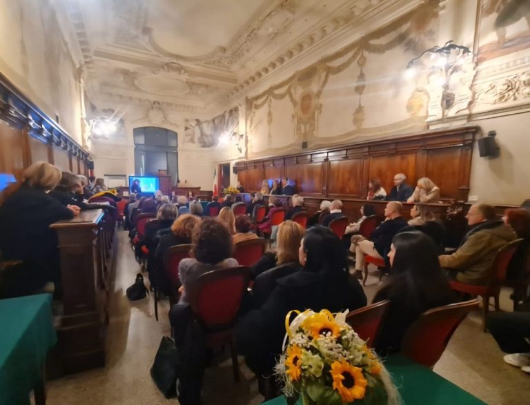 Aula consiliare al completo per la presentazione del libro di Tamara Liberali in favore delle donne che lottano contro la malattia