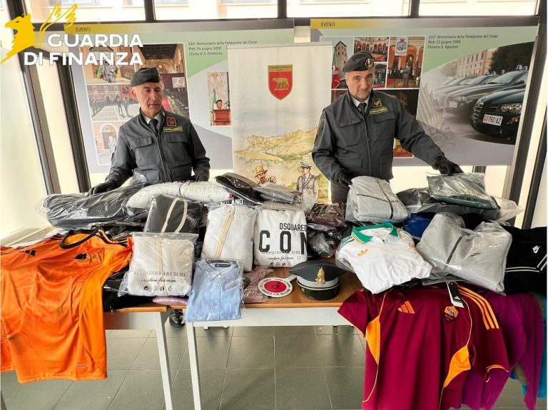 Extracomunitario trovato con 144 capi di abbigliamento contraffatti riportanti noti brand mondiali