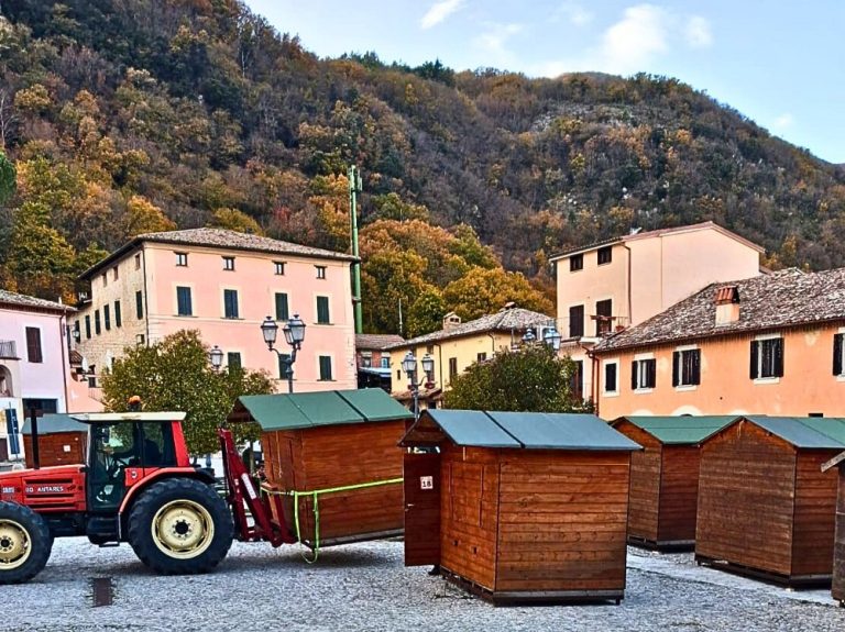 A Greccio si lavora per i Mercatini di Natale: in corso installazione casine di legno per gli espositori