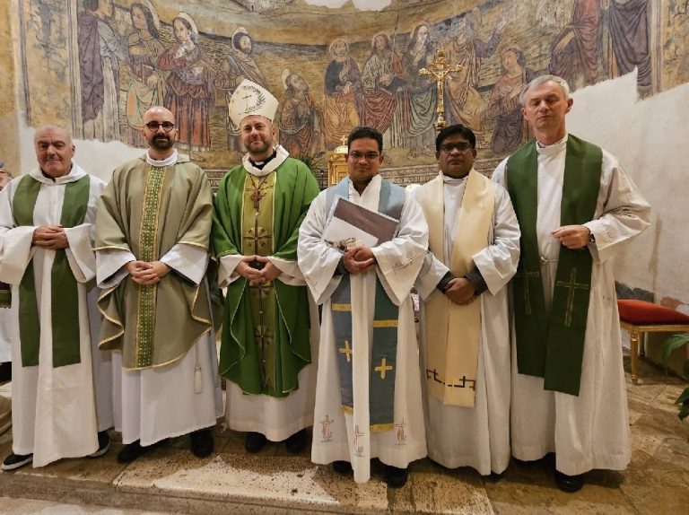 Padre Jobin Plackcyil lascia Ornaro per raggiungere la parrocchia di Vazia con don Denny Thakidyl