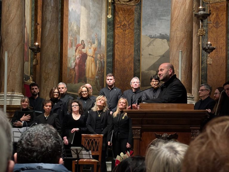 Tante persone in Cattedrale col vescovo Piccinonna per il Concerto di Natale dell’Ensamble “Antonio Rina”