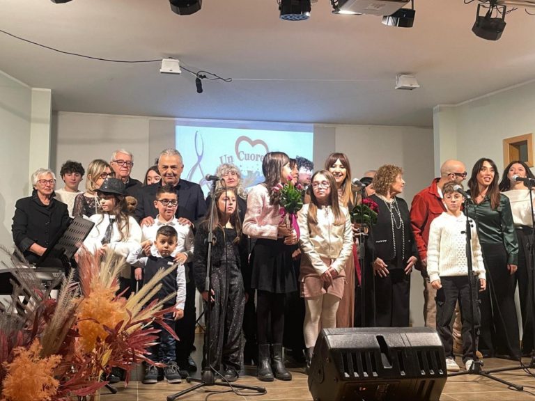 Oltre 150 persone hanno assistito allo spettacolo “Un cuore, due voci – Nonni e nipoti show”