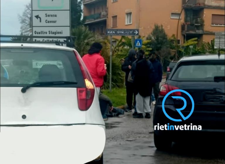 Donna sanguinante riversa a terra in via Borsellino