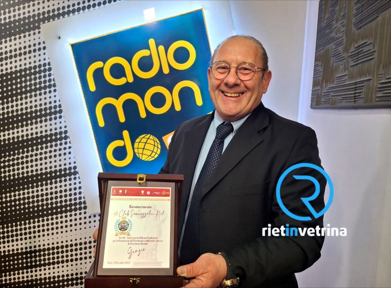 Targa riconoscimento ad Ettore De Michele per i 40 anni del Club Sommozzatori Rieti