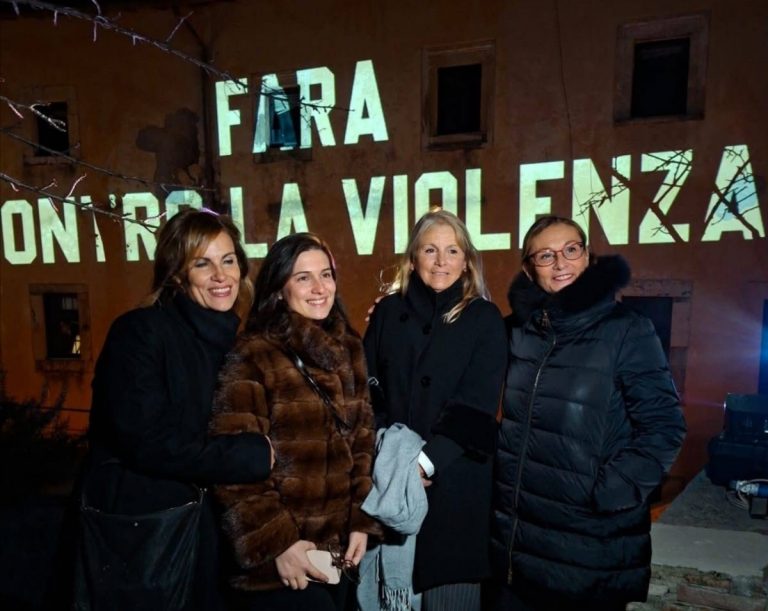 Fara in Sabina si tinge di rosso per la Giornata internazionale contro la violenza sulle donne. Cuneo: “Un momento emozionante di dialogo collettivo
