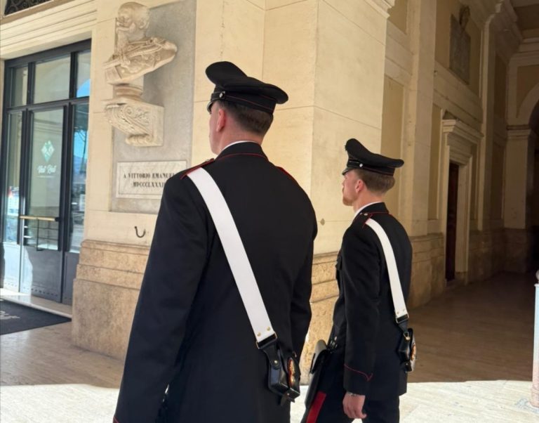 Rubano le mance di un bar, denunciata coppia