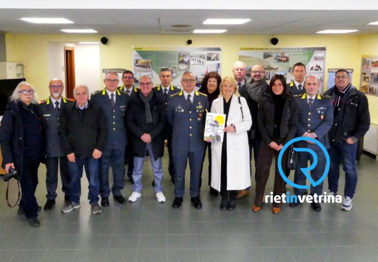La Guardia di Finanza di Rieti incontra la stampa per gli auguri natalizi e presenta il calendario 2026 dal titolo: “Tre colori un mondo”