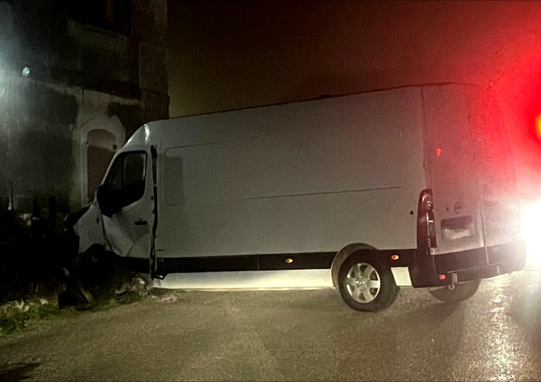 Furgone termina contro un muro a Greccio, zona passaggio a livello