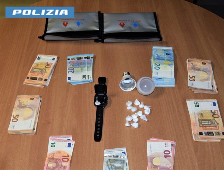 Arrestato dalla Squadra Mobile di Rieti 20enne albanese: spacciava droga che nascondeva nello smartwatch e in una finta lampadina