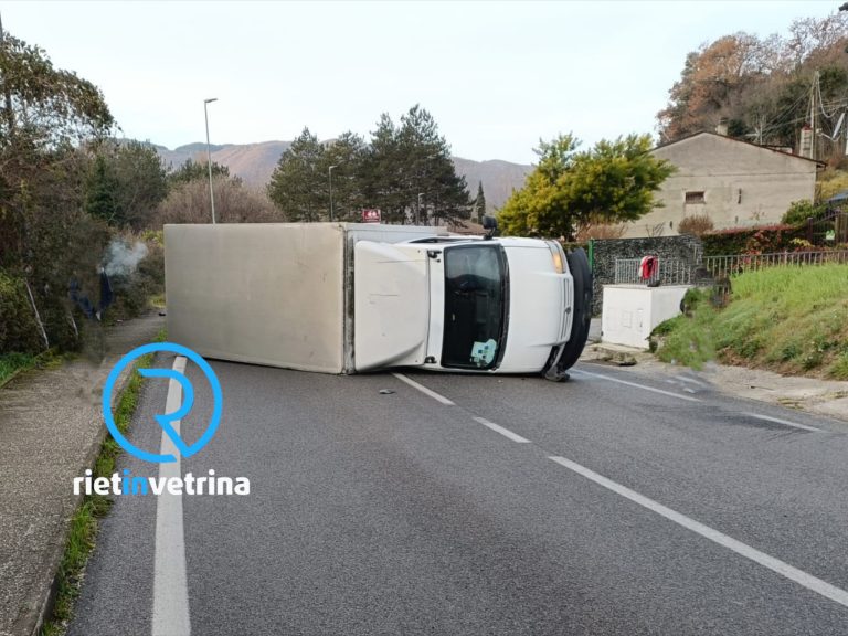 Grave incidente a Cotilia: furgone si ribalta e finisce su un lato. Coinvolta anche un’auto