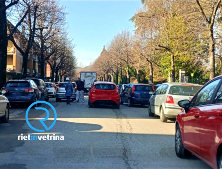 Scontro tra auto in via Liberato di Benedetto: traffico a rilento