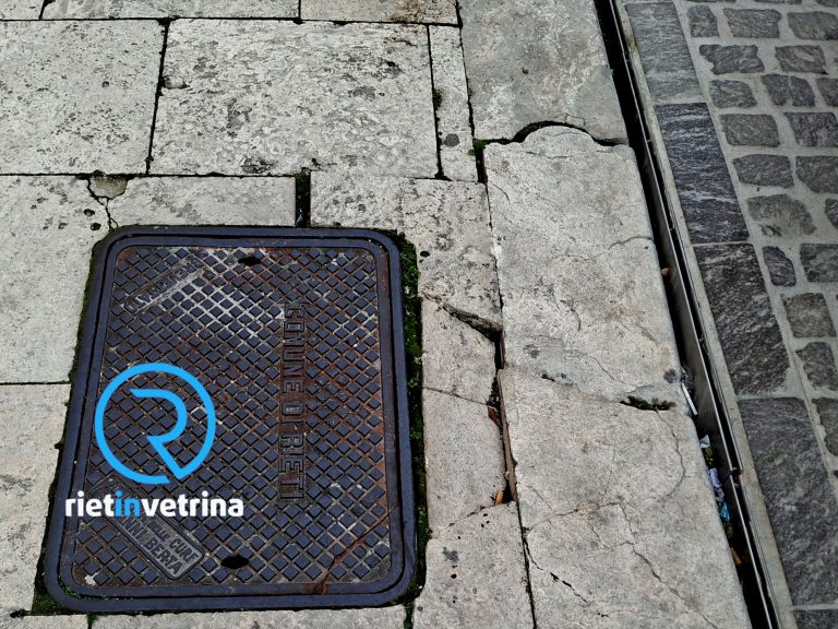 SEI TU IL REPORTER di Rietinvetrina – Giulia: “Marciapiede e tombino stanno sprofondando davanti alle Poste di via Garibaldi”