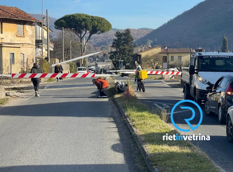 Rimane incastrato con l’auto sotto la sbarra del passaggio a livello di Villa Reatina: traffico bloccato
