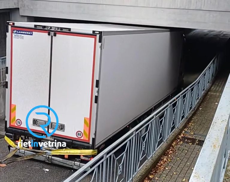 Camion rimane incastrato nel sottopasso di piazzale Mercatanti a Rieti