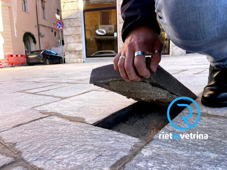 Lavori PNRR: appena conclusi in via Cintia, ma le piastrelle si sono già staccate