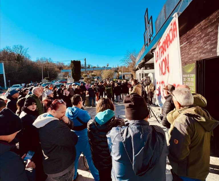 La cittadinanza protesta al fianco del farmacista di Torricella in Sabina: “La farmacia non si tocca”