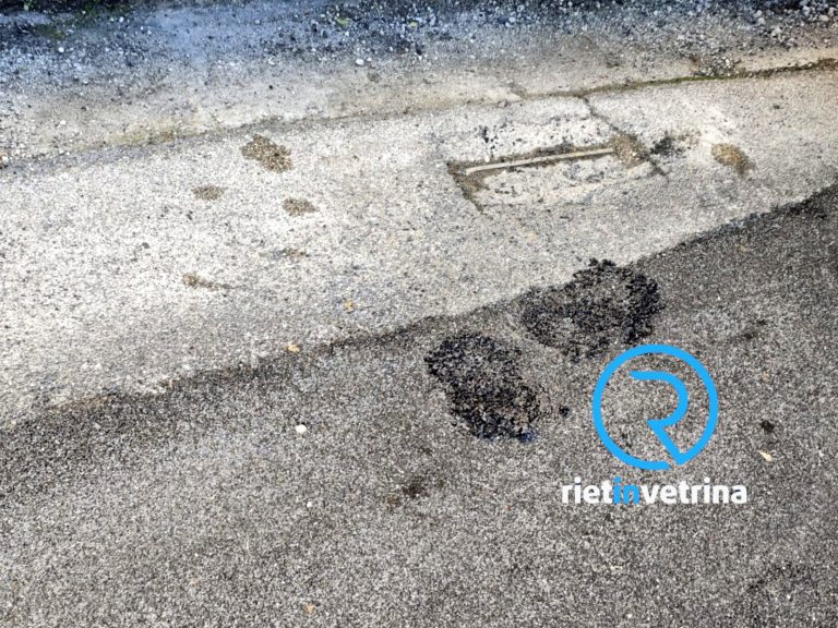 SEI TU IL REPORTER – “L’asfalto non battuto in via Fontana si sta sgretolando. Si attacca anche alle scarpe”