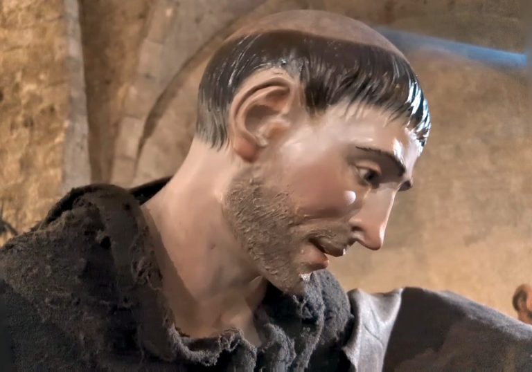 Nuovo allestimento per le statue del presepe di piazza San Pietro