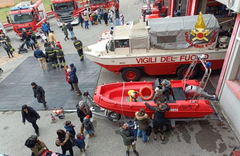 Decine di famiglie e tanti bambini in visita alla Caserma dei Vigili del Fuoco di Rieti nel giorno di santa Barbara