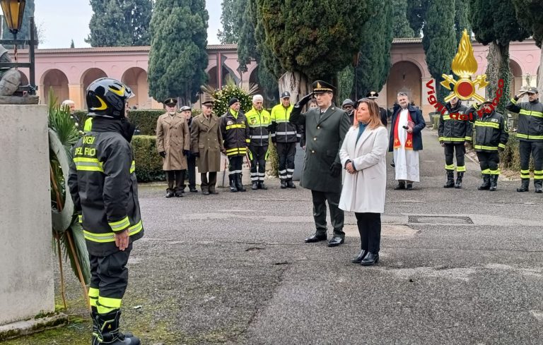 Il picchetto dei Vigili del Fuoco ha reso onore ai caduti presso il Cimitero di Rieti