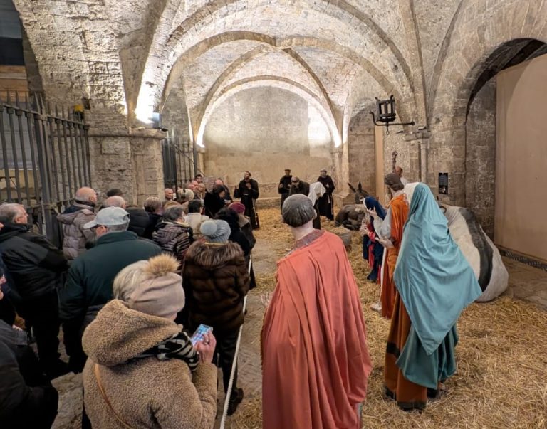 Natale 2025, inaugurato il Presepe sotto le volte del Palazzo papale
