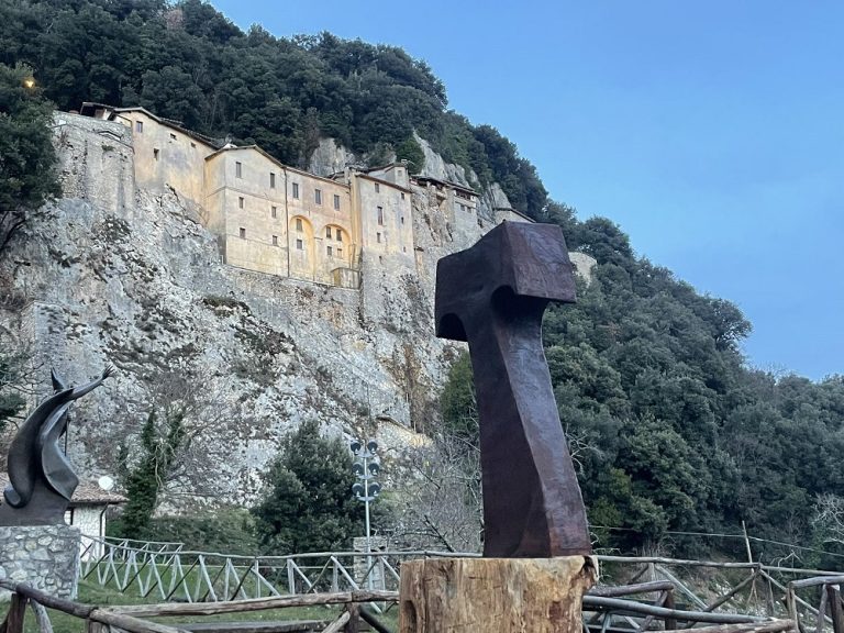 Da un albero destinato all’abbattimento è nato un TAU ai piedi del Santuario di Greccio