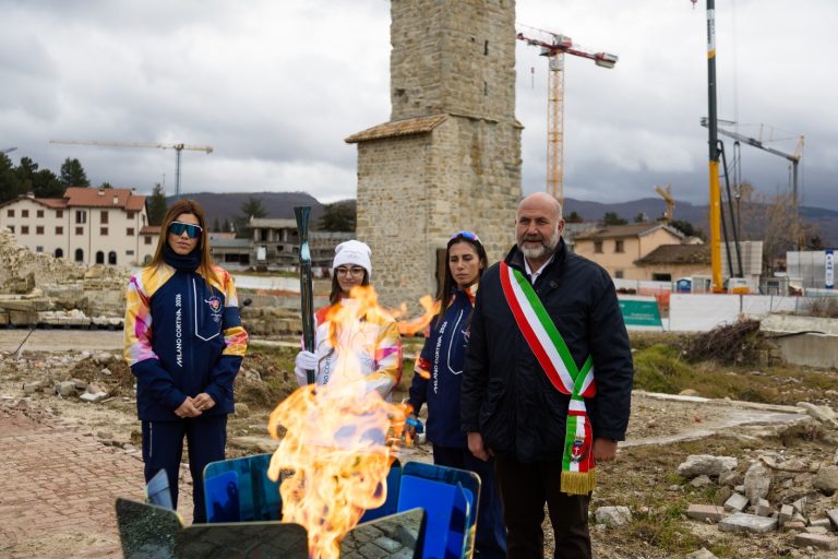 La Fiaccola Olimpica ad Amatrice, Cortellesi: “Simbolo di riscatto e speranza” – LE FOTO