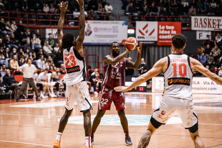 Finale al cardiopalma e a suon di triple tra Forlì e Rieti: la spunta la Sebastiani. MVP: Udom, Perry e Guariglia